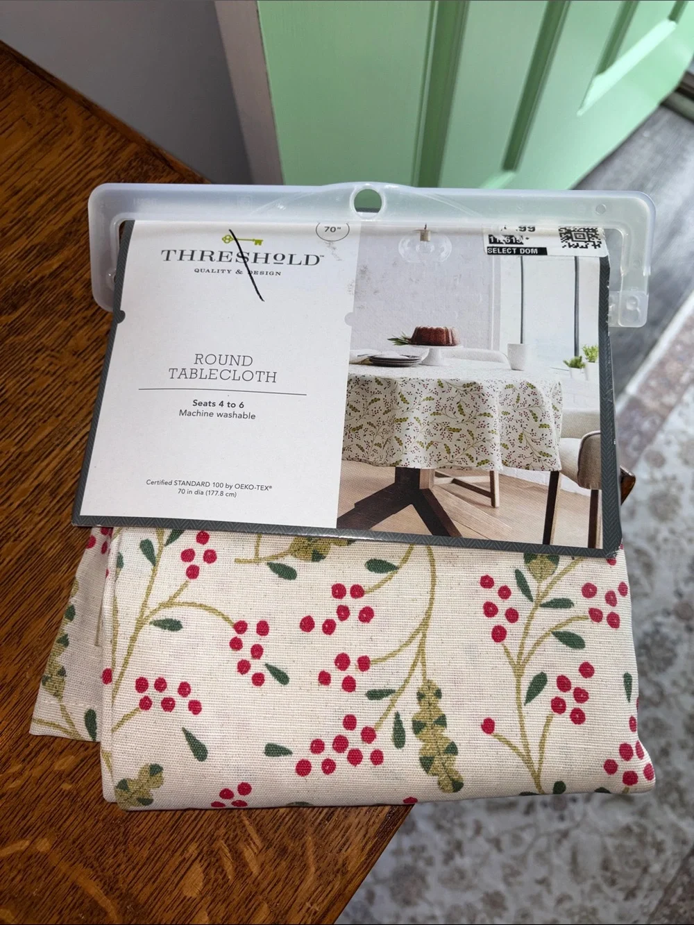 Round Table Cloth - Holly Pattern - Picture 1 of 5
